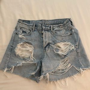 American Eagle, light wash jean shorts, size 4!